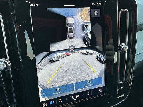 Certified 2025 Volvo XC40 B5 Plus AWD/4WD image 27