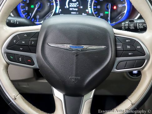 Used 2018 Chrysler Pacifica Limited image 20