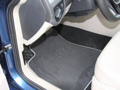 Used 2015 Volkswagen Golf S image 24