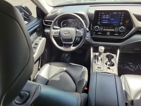Used 2022 Toyota Highlander XLE AWD/4WD image 17