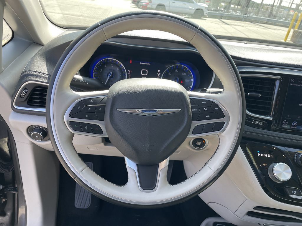 Certified 2019 Chrysler Pacifica Limited FWD image 16