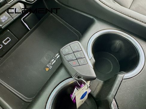 Used 2022 Chevrolet Suburban Z71 image 24