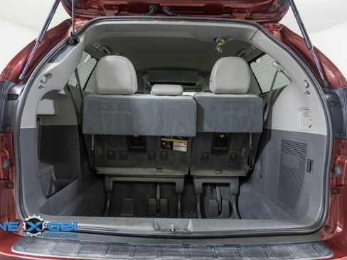 Used 2019 Toyota Sienna XLE w/ XLE Navigation Package image 43