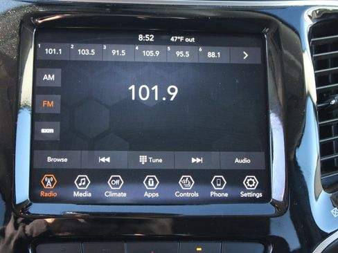 Used 2021 Jeep Cherokee Limited image 18