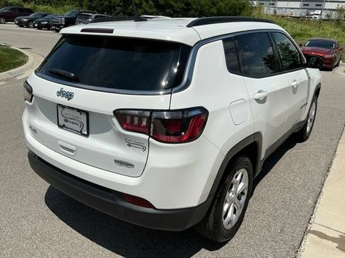 Used 2024 Jeep Compass Latitude AWD/4WD image 8