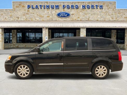 Used 2014 Chrysler Town & Country Touring FWD image 3