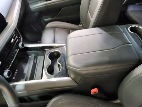 Used 2025 Chevrolet Suburban Z71 image 19