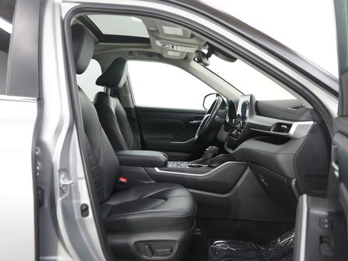 Used 2023 Toyota Highlander XLE image 10