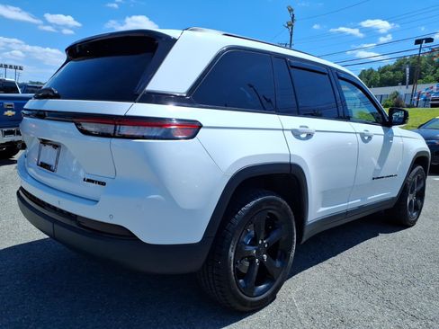 Used 2023 Jeep Grand Cherokee Limited w/ Black Appearance Package AWD/4WD image 6