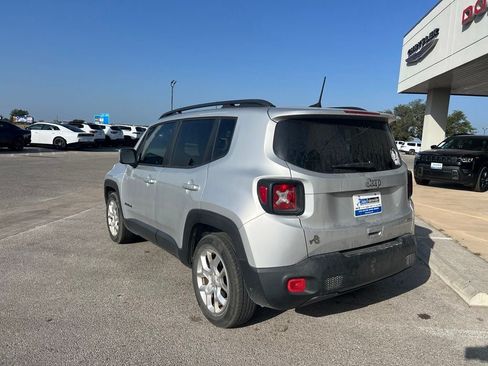 Used 2018 Jeep Renegade Latitude FWD image 3