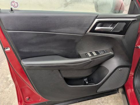 Used 2025 Mitsubishi Outlander SE image 11