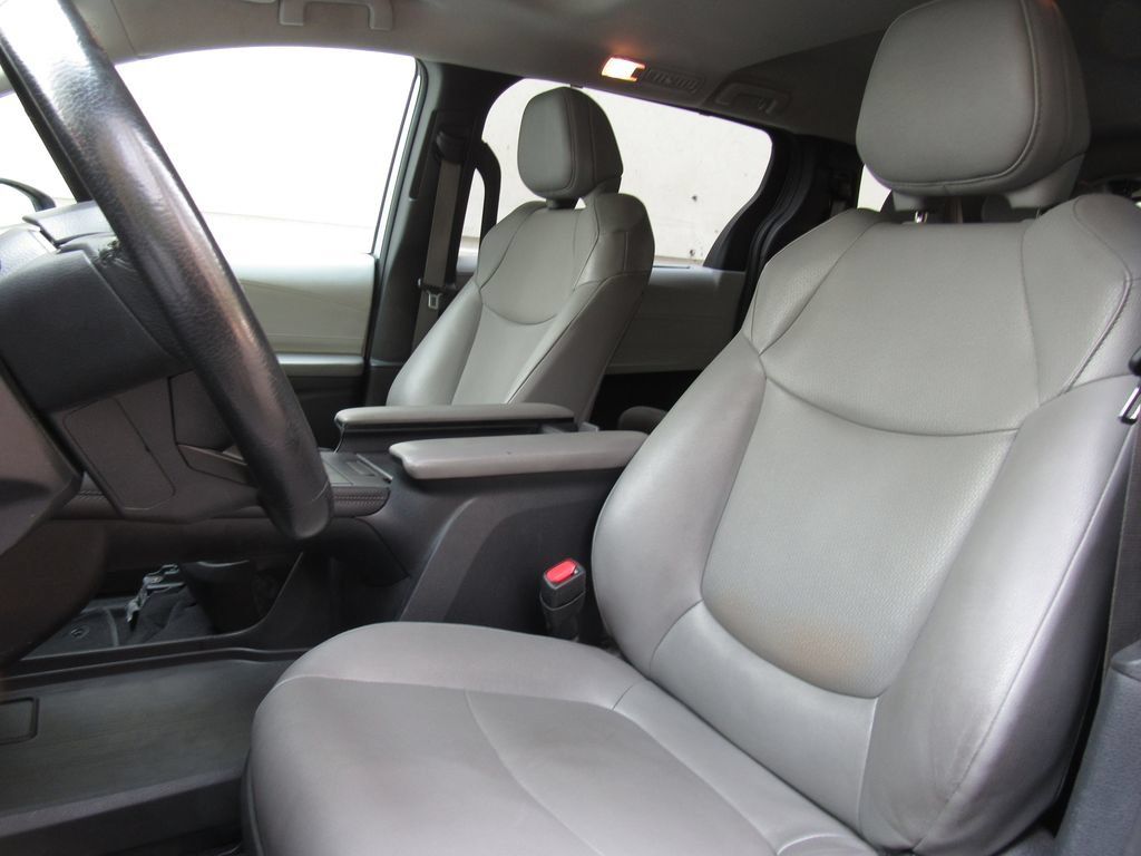 Certified 2025 Toyota Sienna XLE FWD image 12