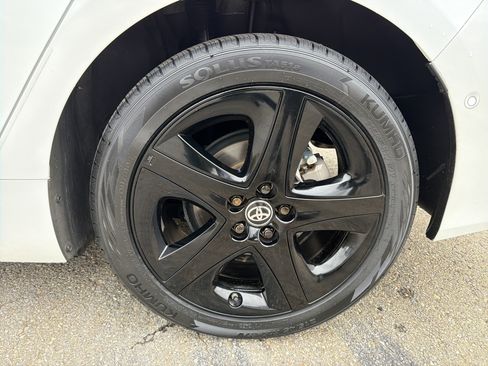 Used 2021 Toyota Prius LE image 19