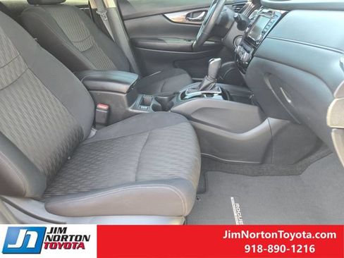 Used 2018 Nissan Rogue SV w/ Premium Package FWD image 16