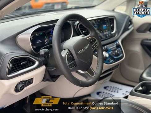 Used 2024 Chrysler Pacifica Select image 9