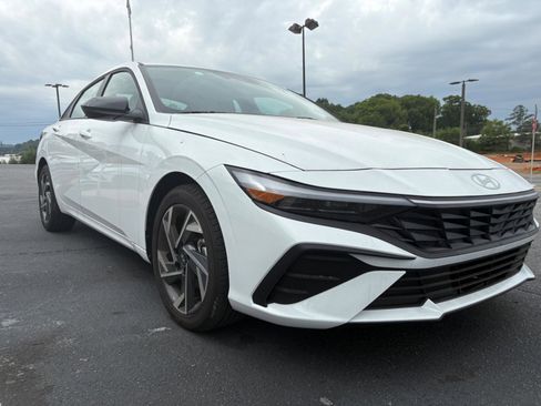 Used 2025 Hyundai Elantra Sport FWD image 3