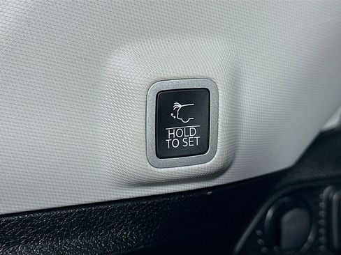 Used 2023 Jeep Grand Cherokee Limited w/ Luxury Tech Group II image 29