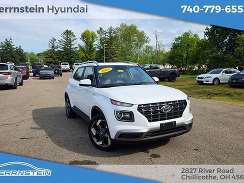 Used 2025 Hyundai Venue SEL FWD image 1