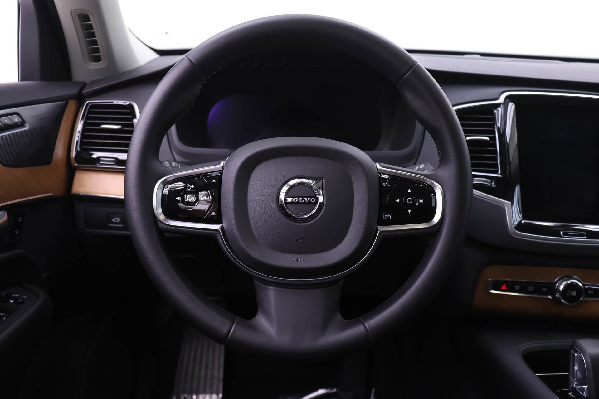 Certified 2023 Volvo XC90 B6 Plus w/ Protection Package Premier AWD/4WD image 17