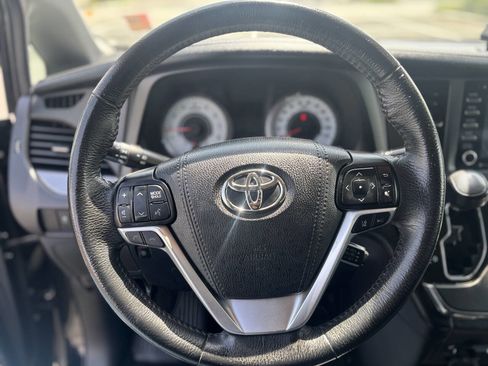 Used 2018 Toyota Sienna SE Premium w/ Carpet Mat Package image 12
