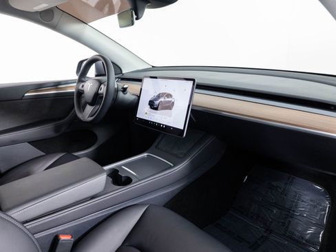 Used 2025 Tesla Model Y Long Range image 25