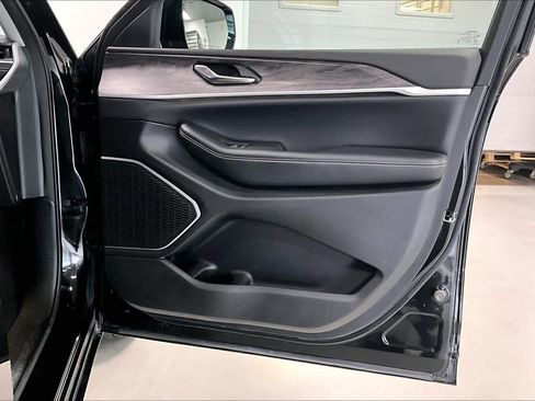 Used 2022 Jeep Grand Cherokee Limited image 23