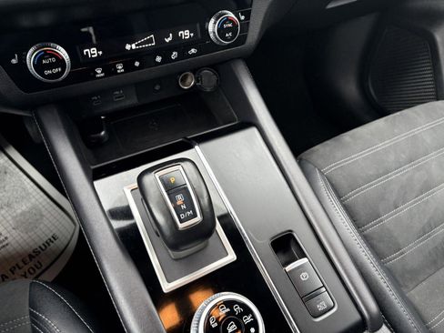 Used 2024 Mitsubishi Outlander SE image 16