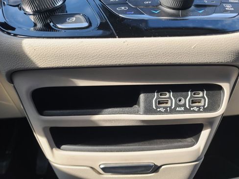 Used 2023 Chrysler Pacifica Touring-L FWD image 14