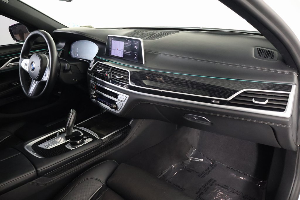 Used 2021 BMW 740i w/ M Sport Package RWD image 9