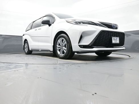Certified 2023 Toyota Sienna XSE w/ XSE Plus Package image 31