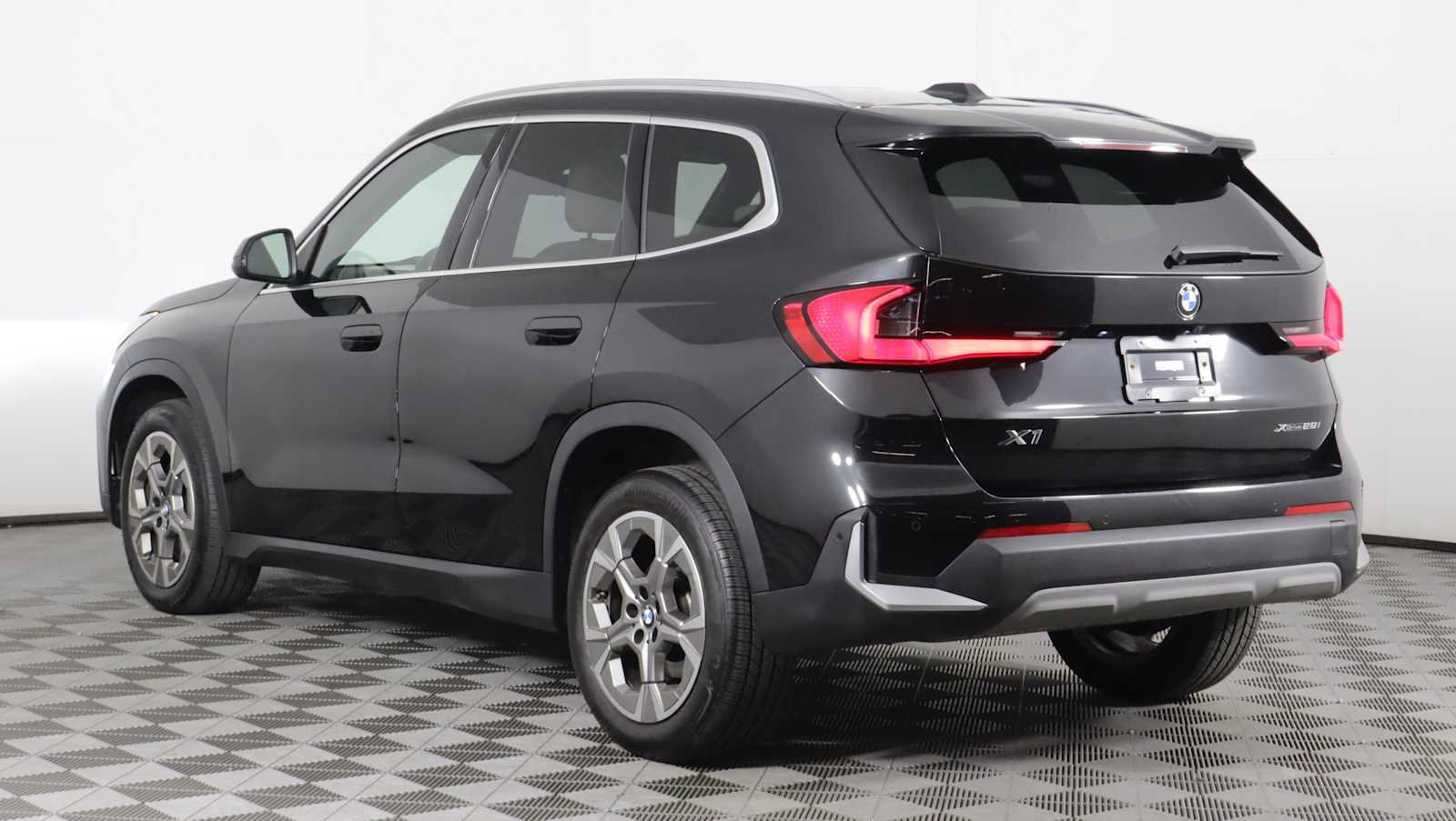 Used 2023 BMW X1 xDrive28i w/ Convenience Package AWD/4WD image 4