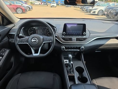 Used 2025 Nissan Altima 2.5 SV FWD image 17