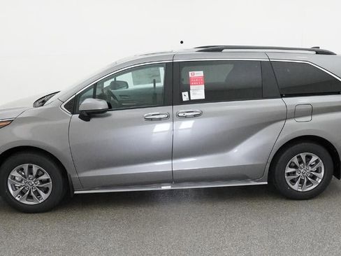 New 2026 Toyota Sienna XLE image 36