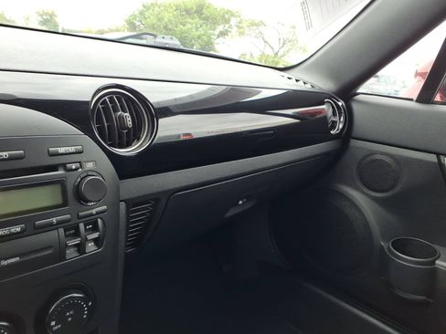 Used 2006 MAZDA MX-5 Miata RWD image 21