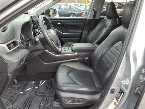 Used 2022 Toyota Highlander XLE image 4