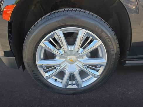 Used 2021 Chevrolet Suburban High Country w/ Premium Package AWD/4WD image 18