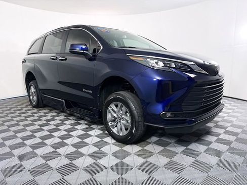 Used 2026 Toyota Sienna XLE FWD image 1