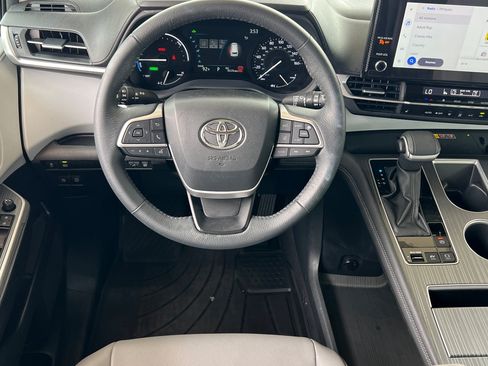 Certified 2025 Toyota Sienna XLE FWD image 14