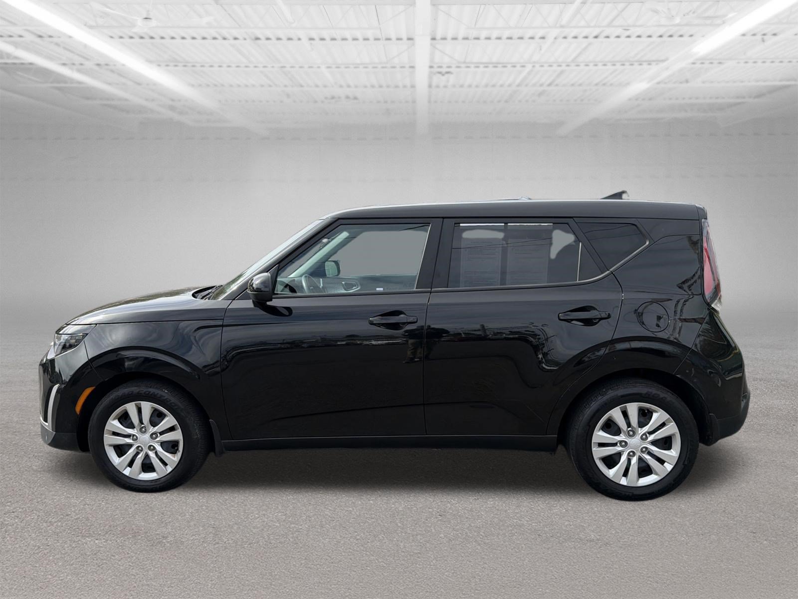 Used 2023 Kia Soul LX FWD image 2