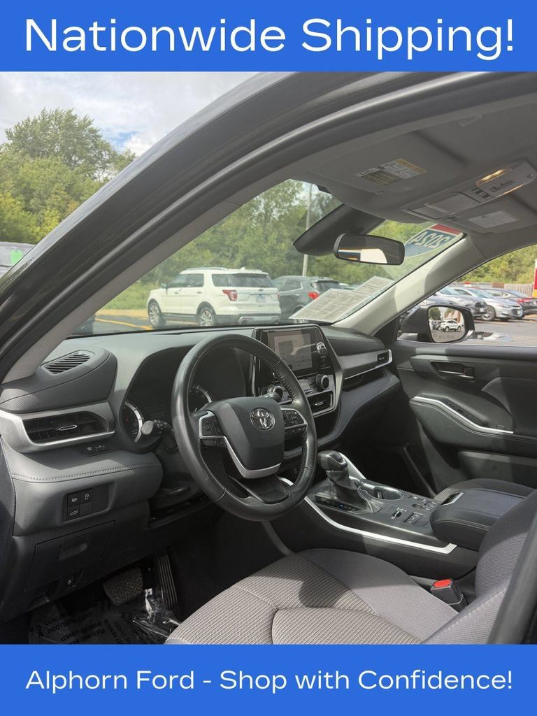Used 2024 Toyota Highlander LE AWD/4WD image 13
