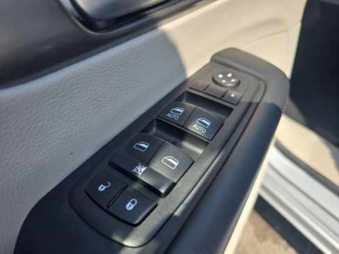 Used 2024 Chrysler Pacifica Touring-L FWD image 8