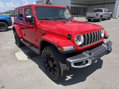 Used 2025 Jeep Wrangler Unlimited Sahara AWD/4WD image 3