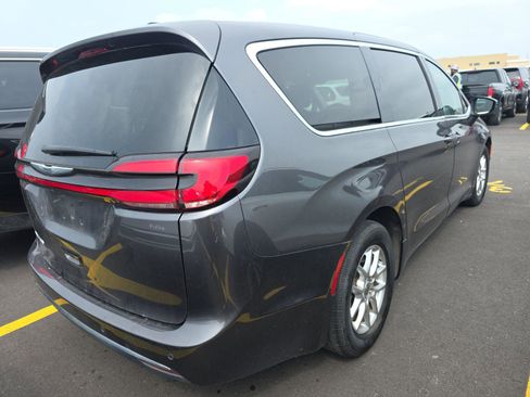 Used 2023 Chrysler Pacifica Touring-L FWD image 5