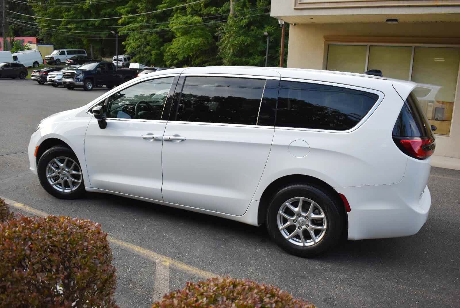 Used 2025 Chrysler Pacifica Select FWD image 7