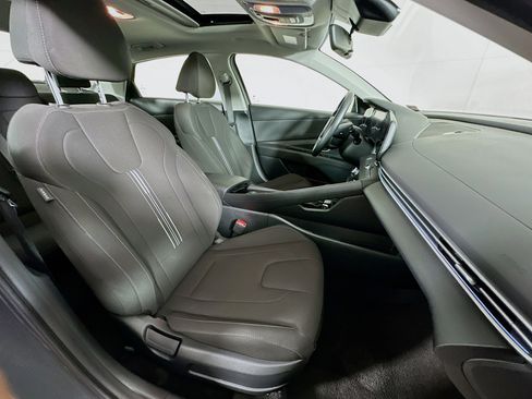 Used 2025 Hyundai Elantra SEL image 31