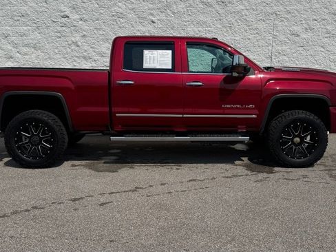 Used 2019 GMC Sierra 2500 Denali w/ Duramax Plus Package AWD/4WD image 2