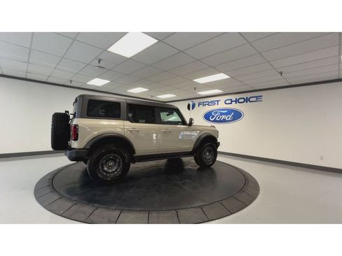 New 2025 Ford Bronco Outer Banks w/ Sasquatch Package image 2