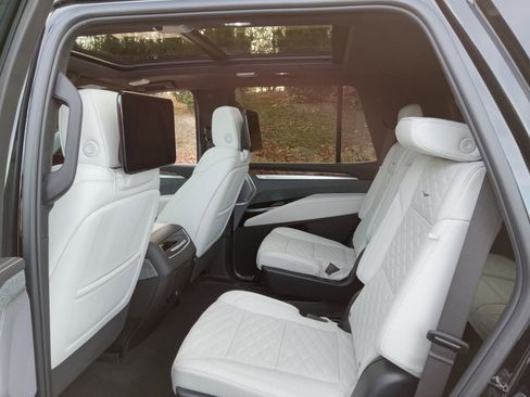 Used 2026 Cadillac Escalade Platinum Sport w/ LPO, ONYX Package image 25