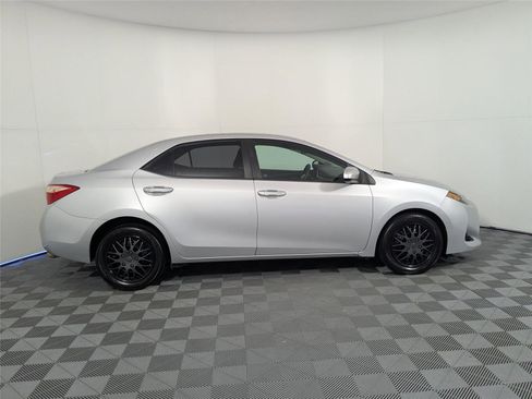Used 2018 Toyota Corolla LE image 4