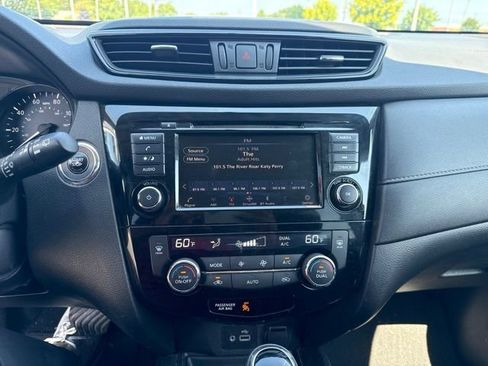 Used 2018 Nissan Rogue SV AWD/4WD image 20